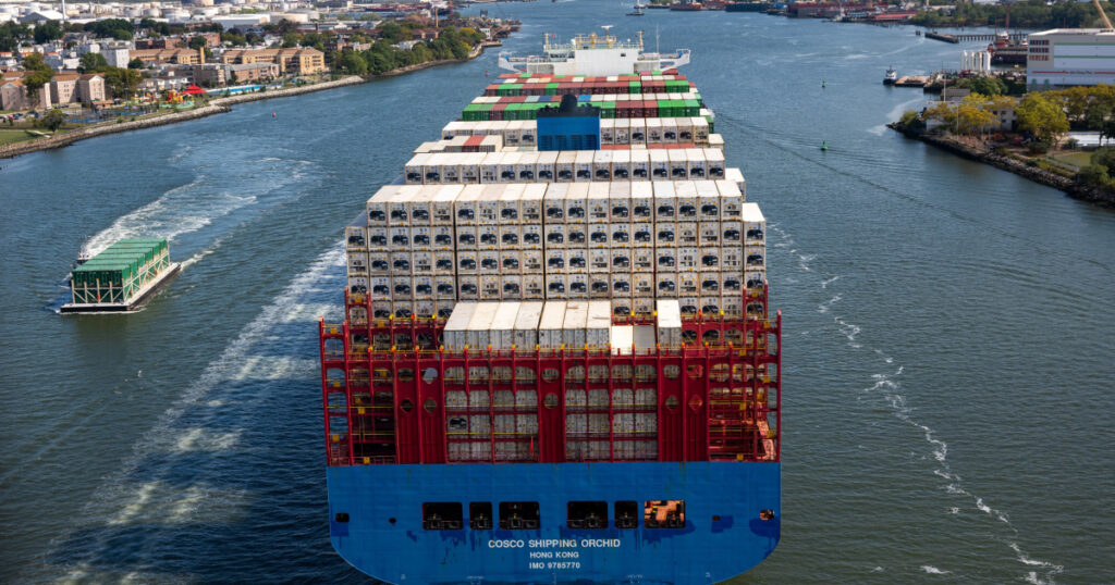 240930 container ship leaving port se 322p fa32d9