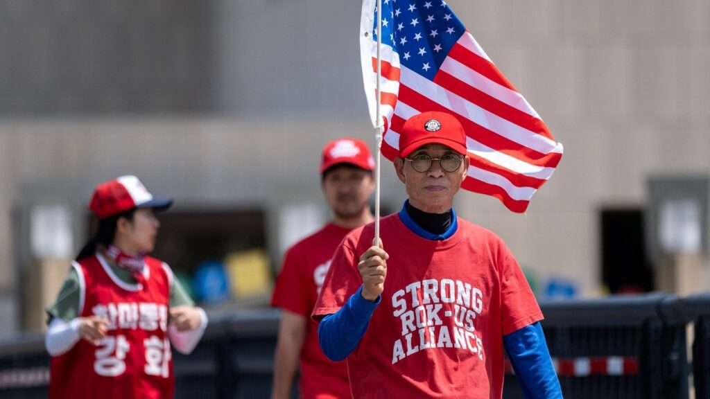 US SUPPORTERS OF TRUMP GATHER OUTSIDE THE R 1726338300459 1726338300945