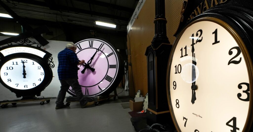 241101 Medfield Mass clockmaker daylight savings time ac 1131p ded8f3