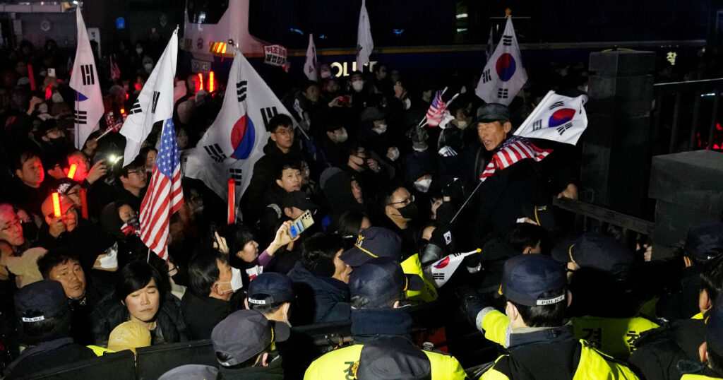 24118 yoon arrested supporters riot rc 1034p 81d252