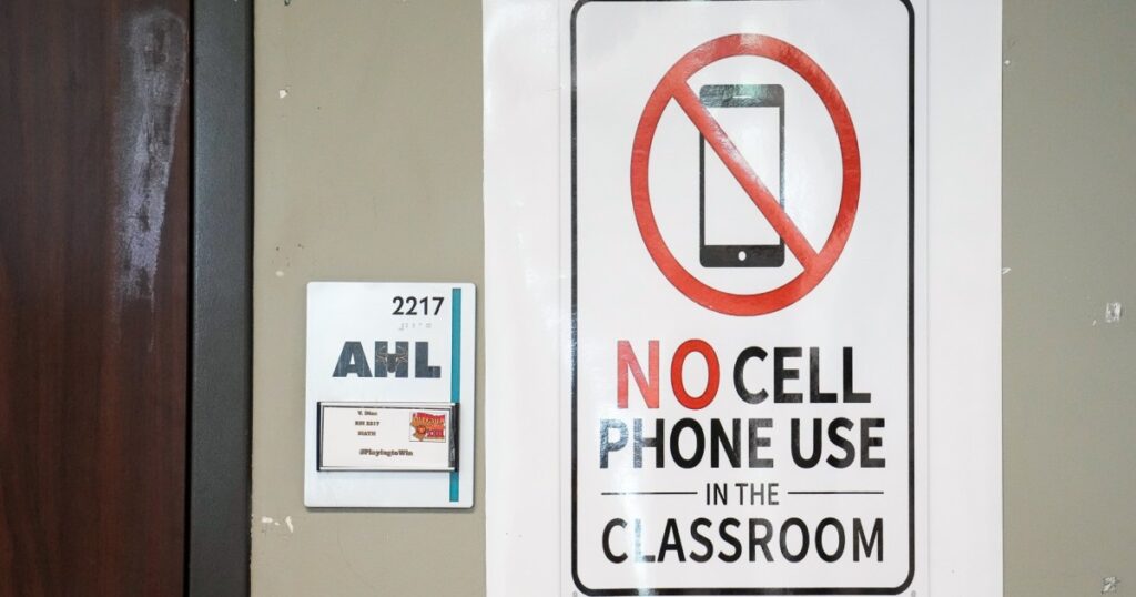 250113 cellphone school classroom vl 348p 7b5fdd